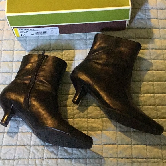 naturalizer emilia bootie